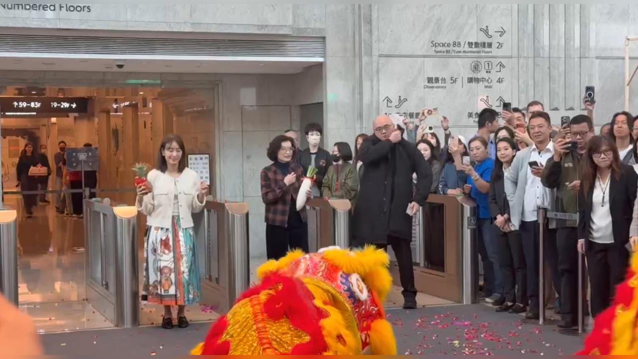 快新聞/賈永婕跳舞畫面曝!現身台北101開工拜拜 隨舞龍舞獅扭動身軀