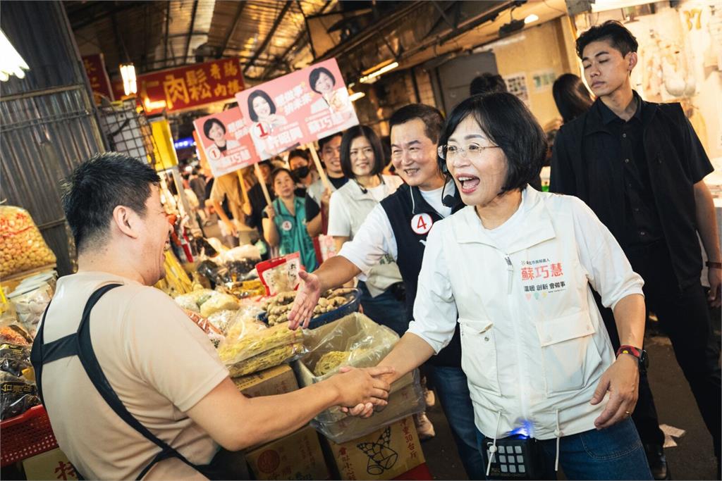 蘇巧慧第70場掃街市場　民眾嗨喊「全家都投給妳」
