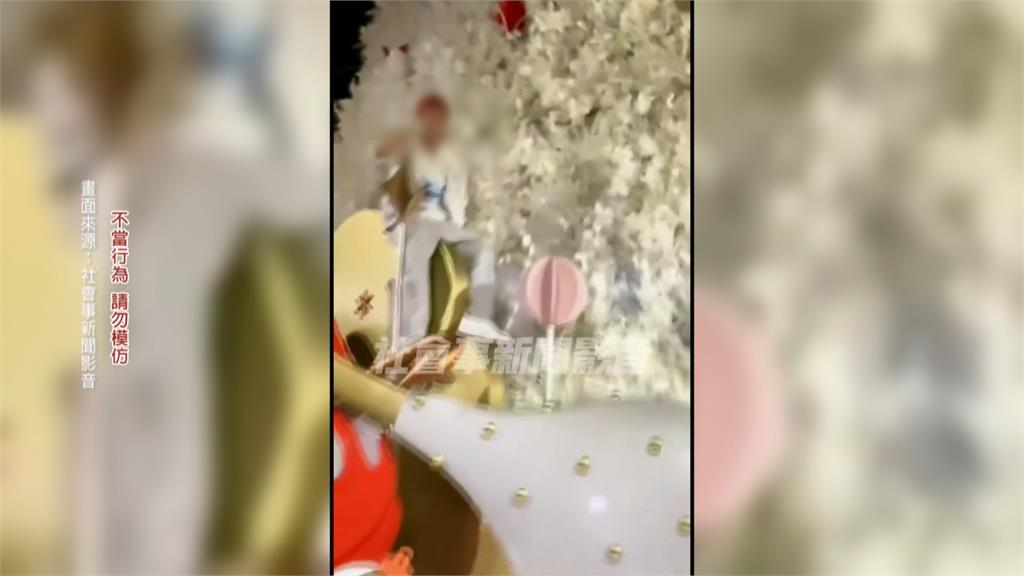 是猴子嗎？男爬20米高耶誕樹　信義區百貨公司不排除求償