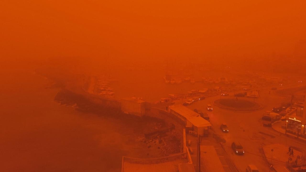 風暴侵襲希臘! 民宅慘淹釀1死 沙塵暴抹紅「天空如世界末日」