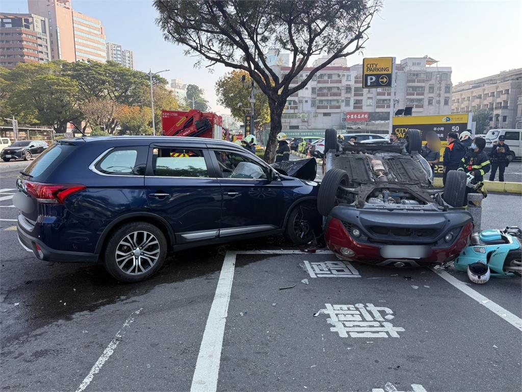 又是左轉不讓！兩車對撞「四輪朝天」 待轉區騎士衰被掃到