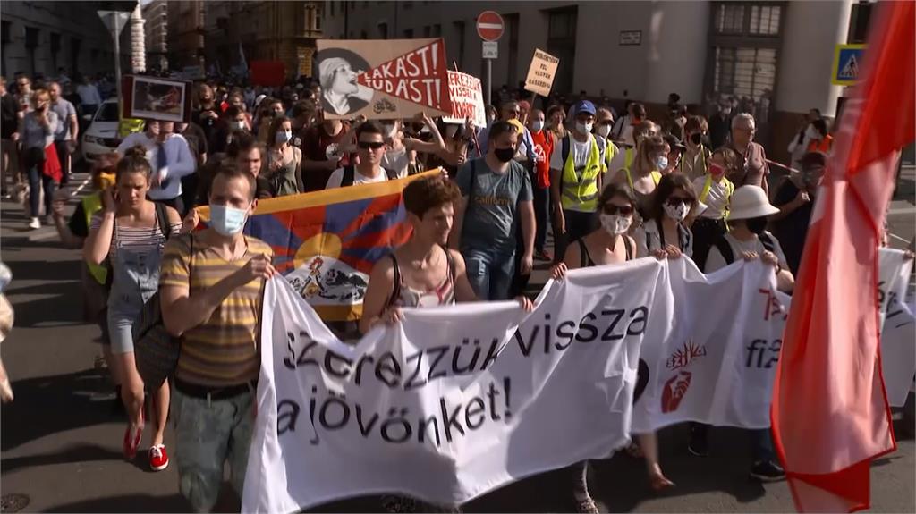 抗議中國復旦大學分校 匈牙利數千人抗議