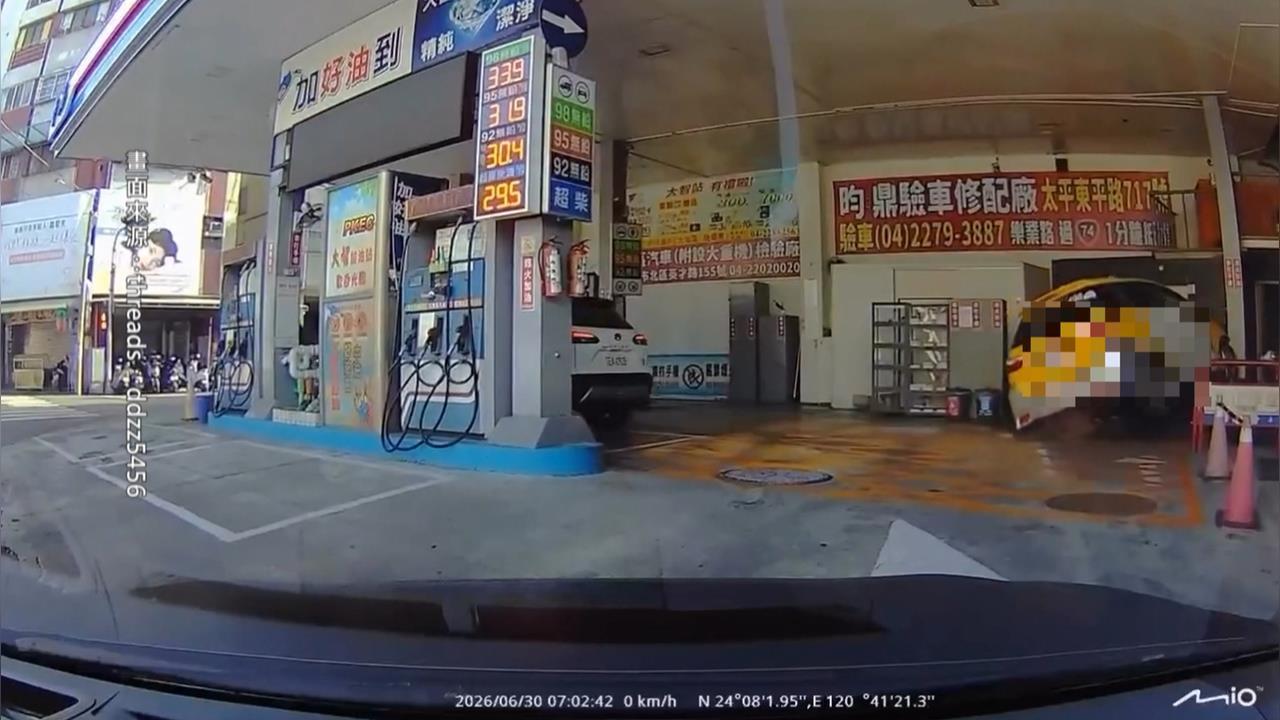 疑低血糖頭暈！小黃運將誤踩油門　撞進加油站波及４機車