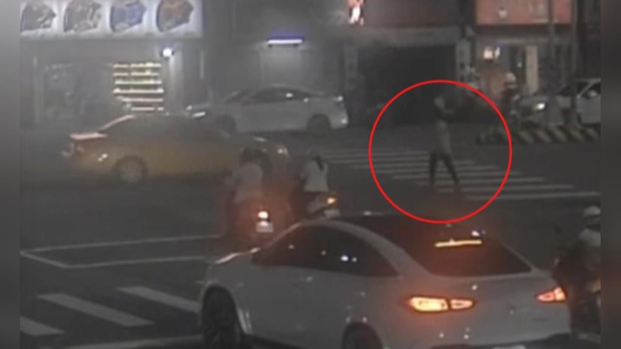 驚險！台中女子闖車陣遭撞倒地　熱心駕駛擋車通報救護車