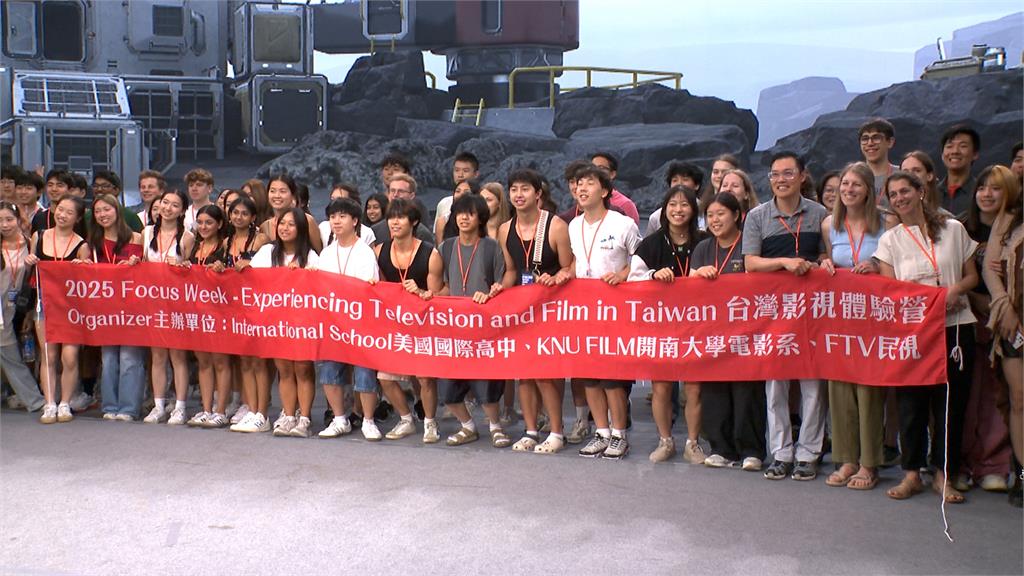 震撼感受國際級"虛擬攝影棚"美國高中生跨海來台參加"台灣影視體驗營