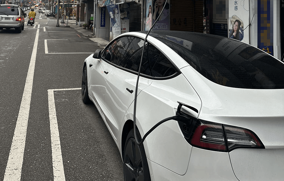 2樓垂降電線到1樓充電動車 台電：將請用戶改善