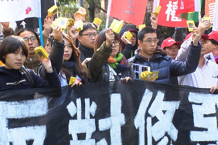 勞基法三讀通過 勞團怒：勞權已死