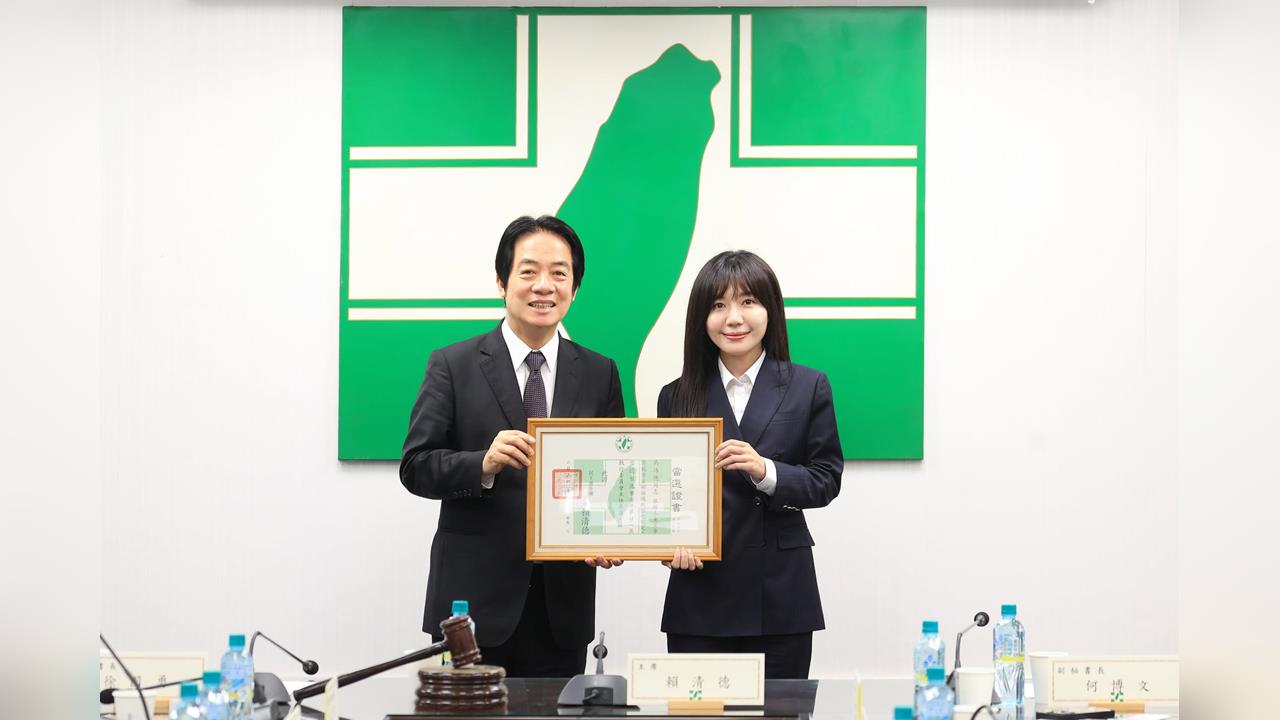 快新聞／出任綠營北市黨部主委！吳沛憶接下賴清德親授證書　將全力輔選沈伯洋