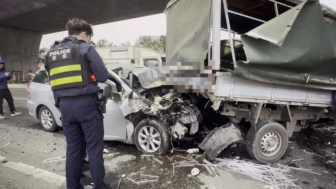 國5宜蘭雪隧路6車連環撞　車頭扭曲變形4人受傷