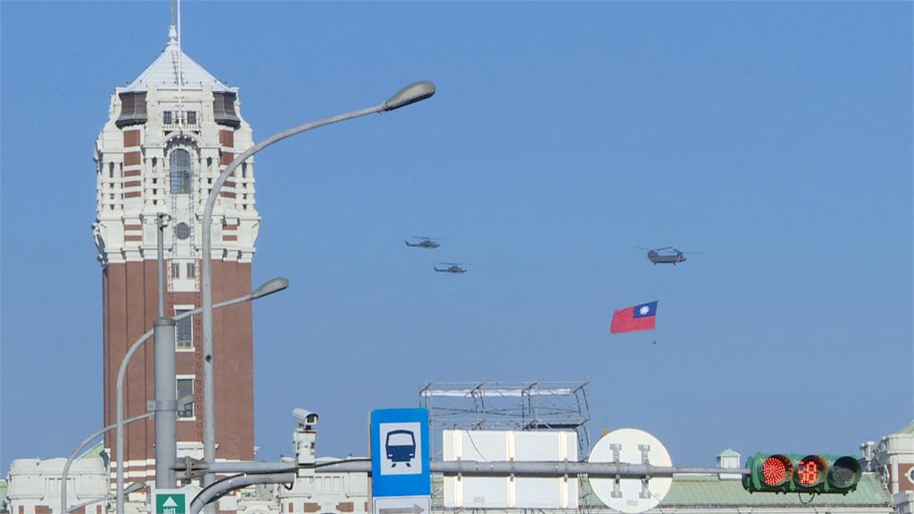 捍衛台灣！國慶全兵力預演　CH-47吊掛巨幅國旗成亮點