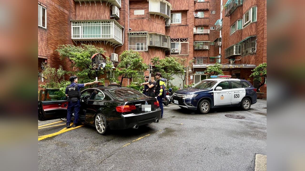 車輛半路拋錨警上前關心　駕駛慌張想逃竟是毒駕又藏槍