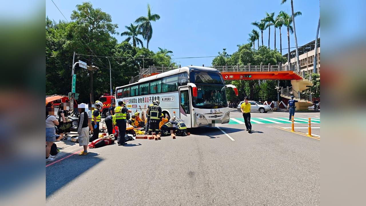 台中國光客運右轉輾人！星國女捲輪下「一度命危」...司機喊冤：沒看到人