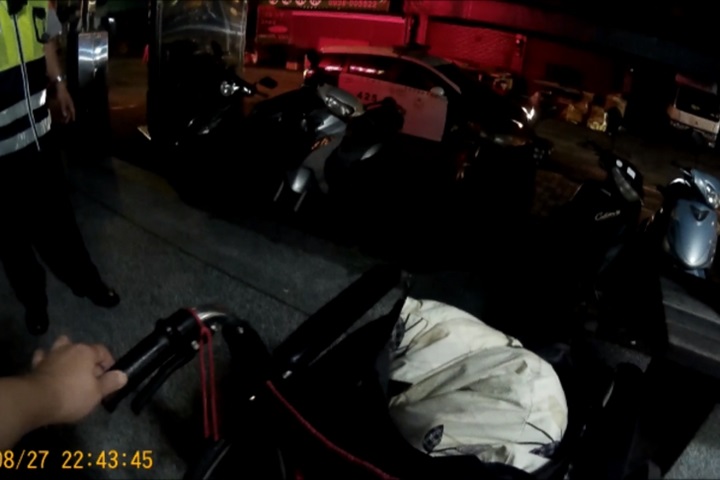 男子倒路邊長椅被警發現 一查竟是通緝犯