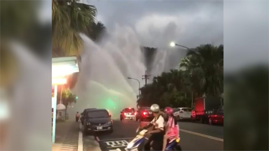 基隆調和街接水管爆炸 水勢噴衝三層樓高