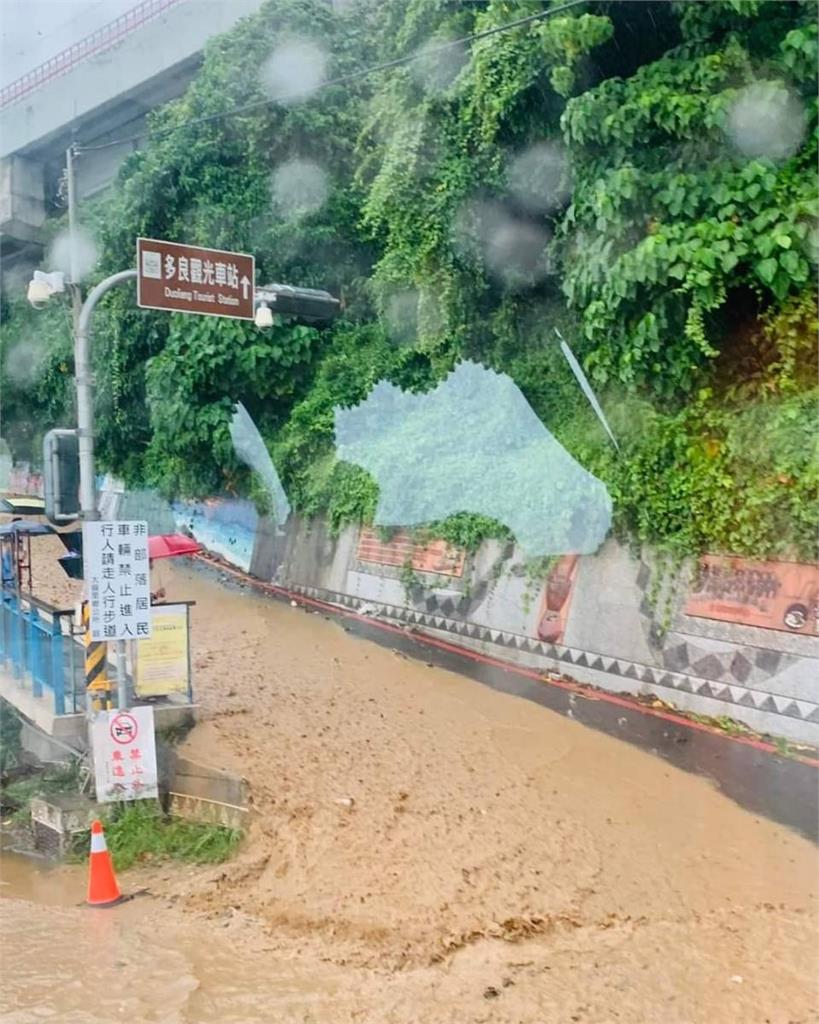 快新聞／豪雨襲台東！多良車站坡道湧土石泥流　畫面曝光