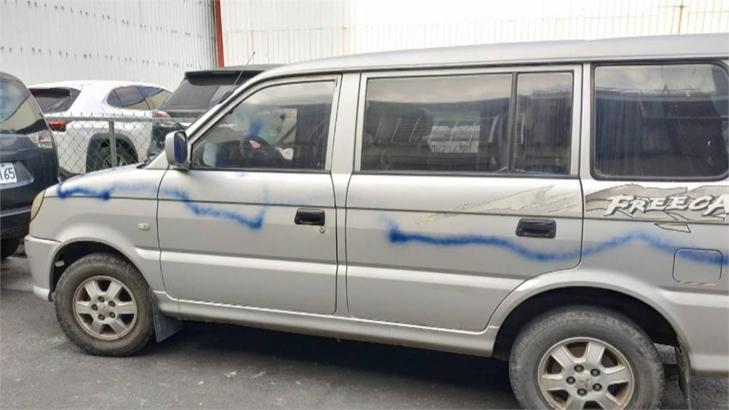 潮州噴漆怪客　兩戶居民住家與車輛被噴藍漆