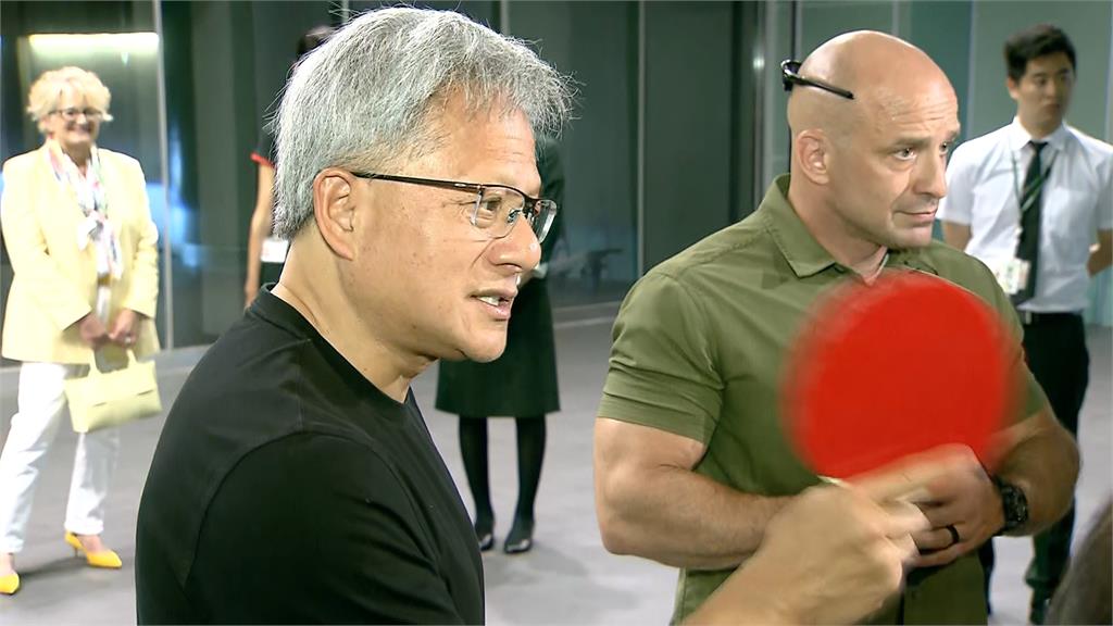 追「勳」潮！松機秀黃仁勳親筆簽名　航空迷朝聖拍私人飛機