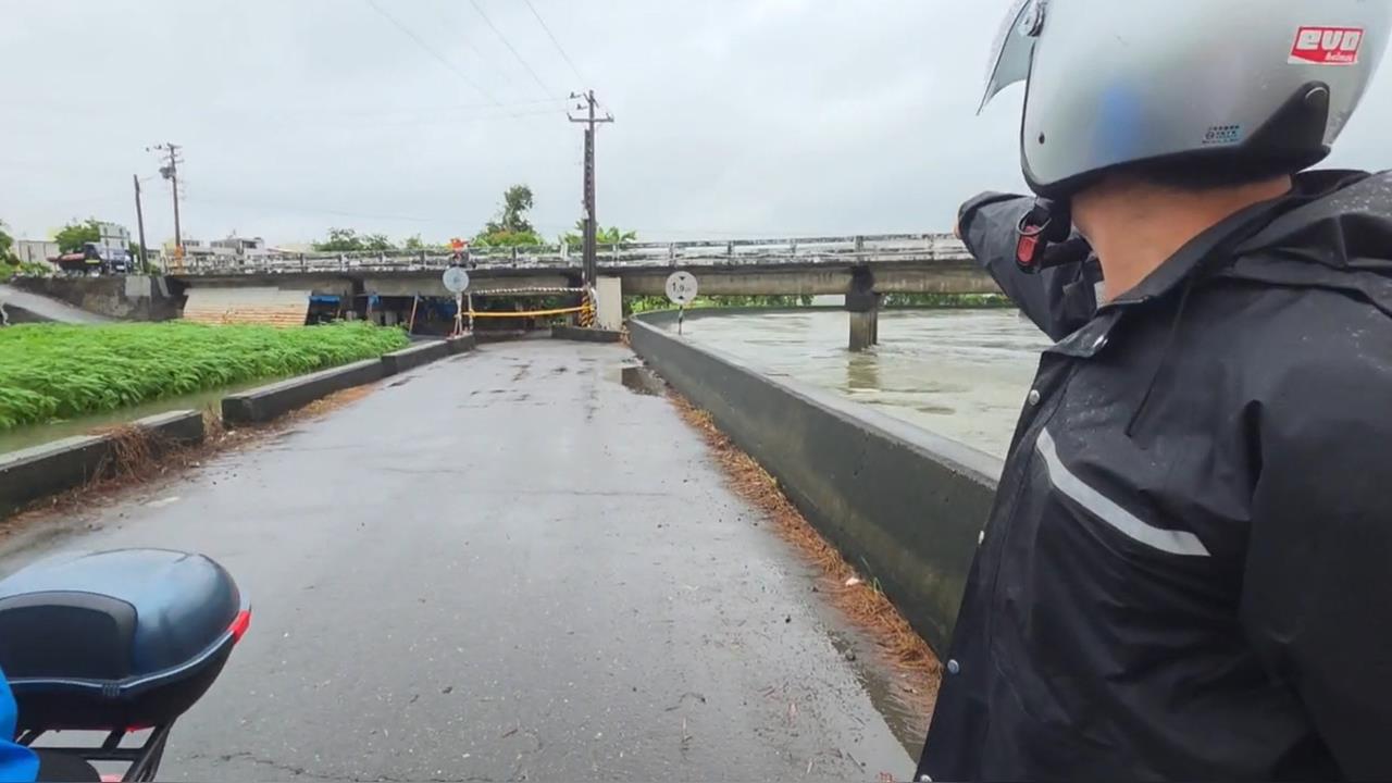 快新聞／豪雨災情！夫妻騎車遭大水沖走　女機警抱樹獲救、男失蹤