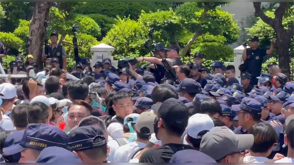 快新聞/推擠不斷!民眾黨走讀活動釀警員受傷 民進黨:暴露對秩序與法治的嚴重蔑視