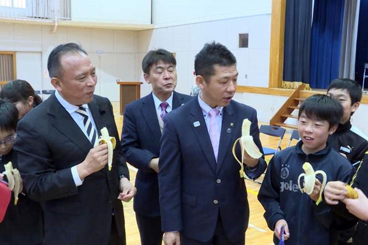 台日「好蕉情」！ 林聰賢帶台灣蕉訪視日本小學