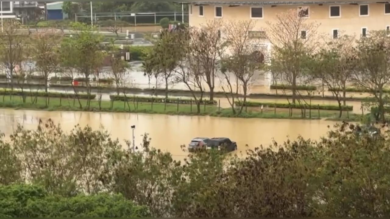 快新聞／淹水警戒範圍擴大！苗栗高鐵停車場成水池　南庄縣道遭泥流淹沒