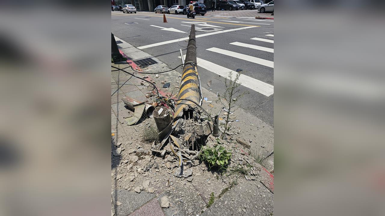 快新聞／北市南港車禍！大貨車猛撞電線桿　倒下畫面驚悚曝光