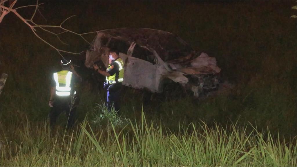 王田交流道撞倒10米長護欄　轎車全面燃燒駕駛成焦屍