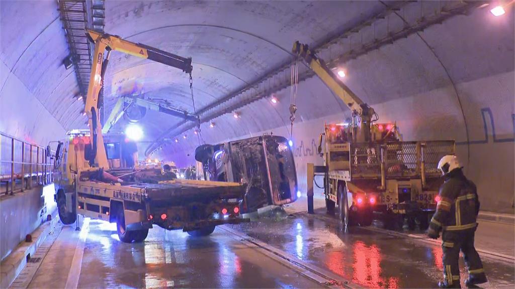驚險瞬間／康橋校車隧道內失控翻車18人送醫　司機曝原因