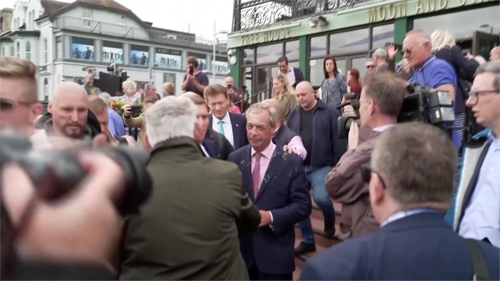 英國7月國會大選　　「脫歐大將」法拉吉拉票遭潑奶昔