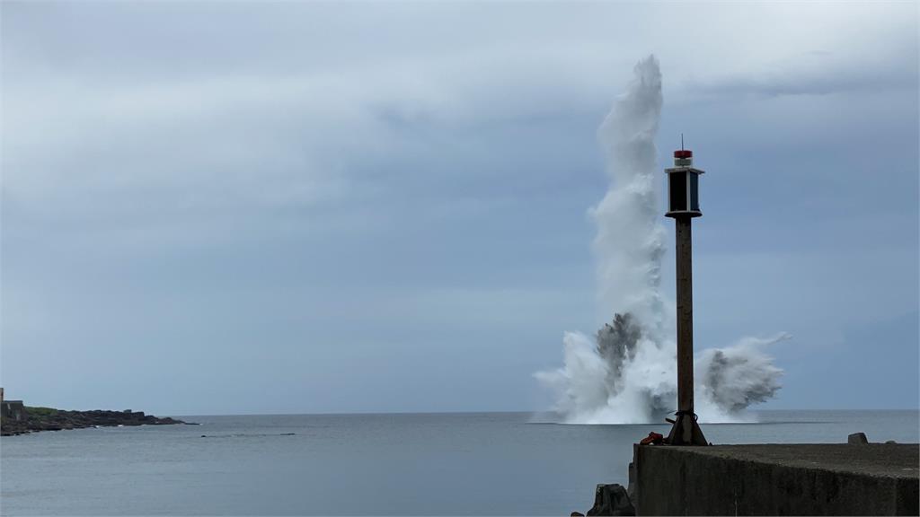 快新聞／卯澳灣海底13顆未爆彈引爆畫面曝光 水柱高達十多層樓高 