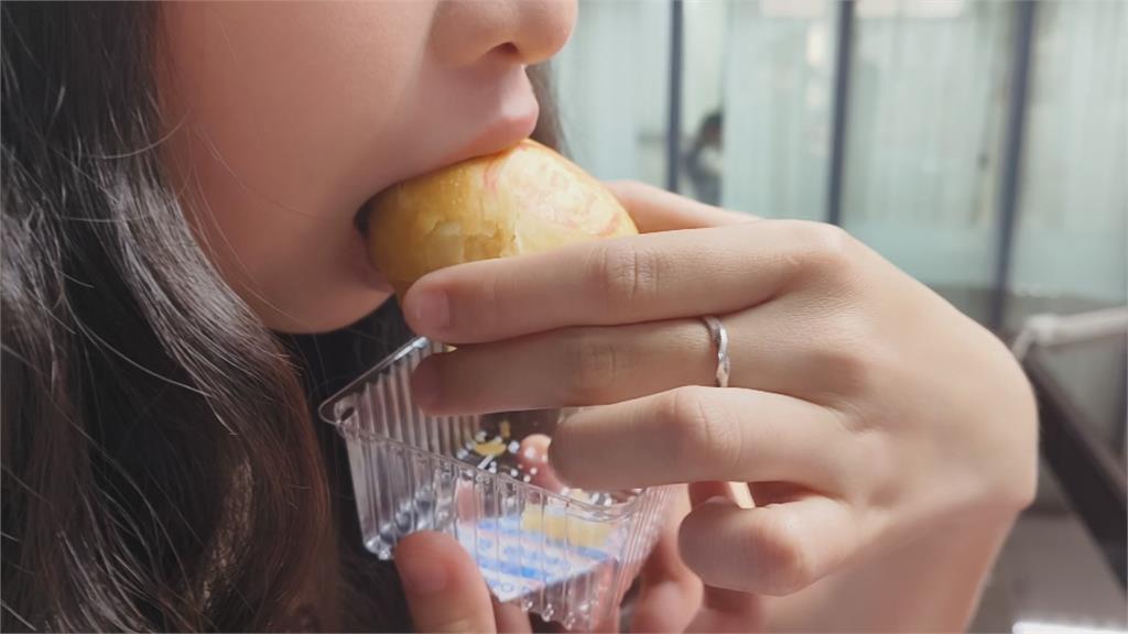 婦人吃月餅噎到昏迷　救護人員用「影像式喉頭鏡」救人