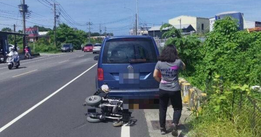 高雄老翁騎電動輪椅遭追撞　車噴飛人滑入箱型車底驚險送醫