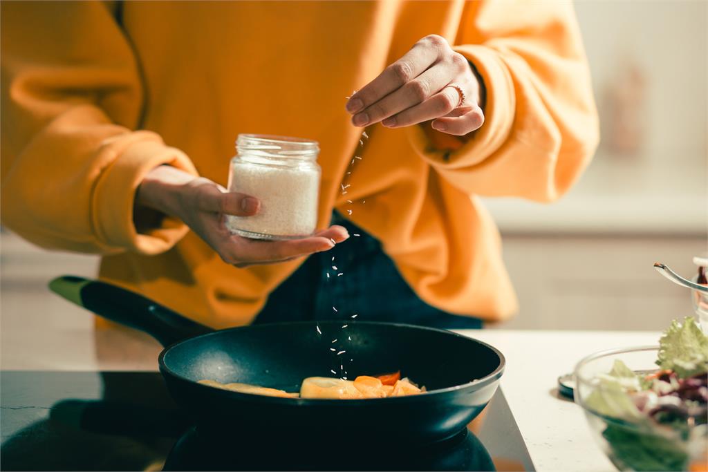 大廚不說的美味祕密 炒青菜、燉肉、煎魚下鹽時機全解析