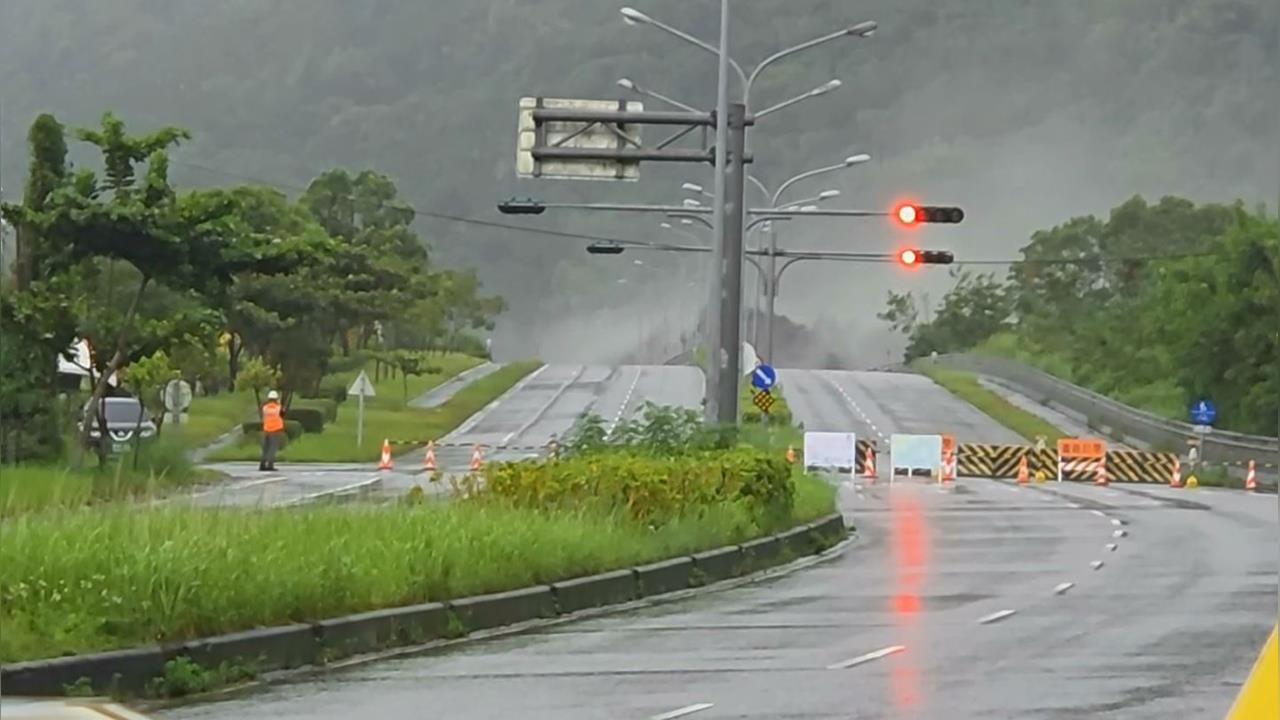 快新聞／馬太鞍溪堰塞湖溢堤！橋梁遭沖毀　徐榛蔚：大型機具已進駐待命