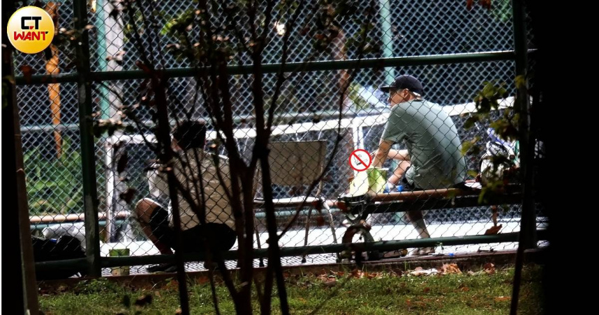 多人運動2/藝人違規抽菸屢見不鮮 頑童小春校園內無視禁令惹議