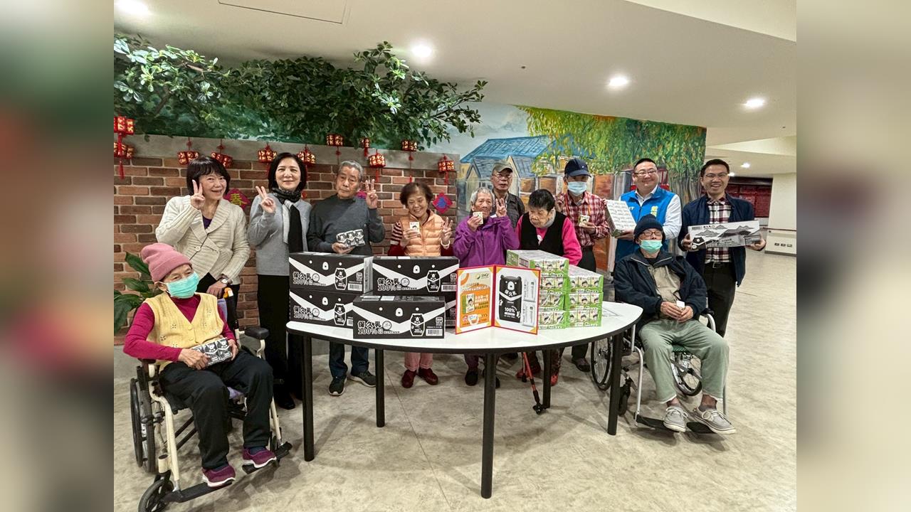 戴錫欽暖心送愛長者 辦公室主任訪紅心字會 為長輩送暖補充營養