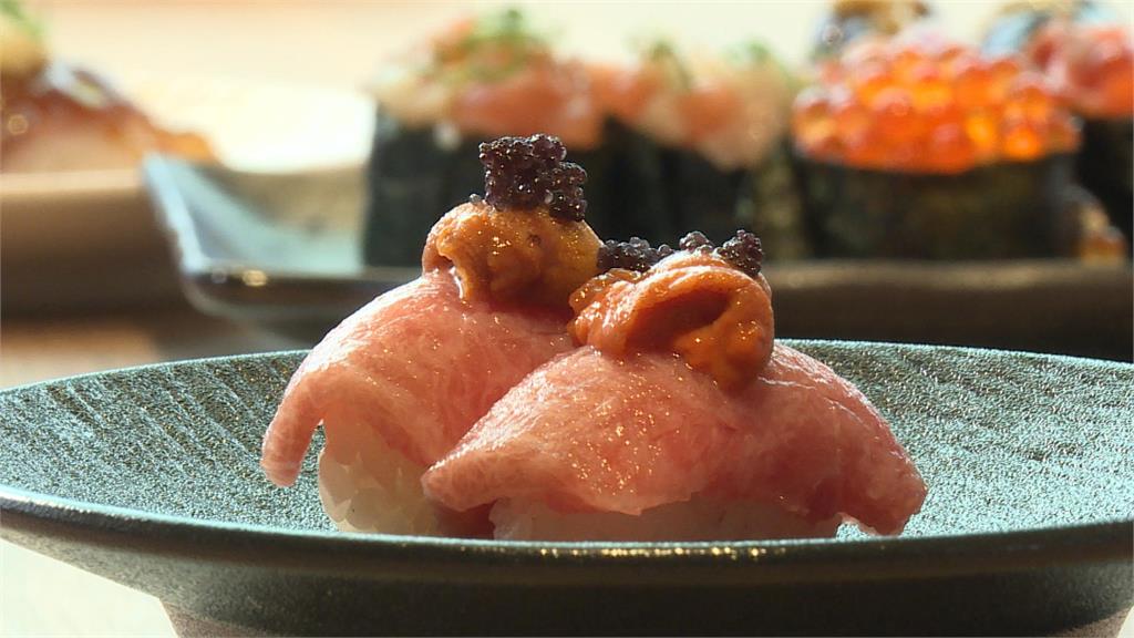川菜起家餐飲集團跨界迴轉壽司　當季黑鮪魚搭配海膽、魚子醬