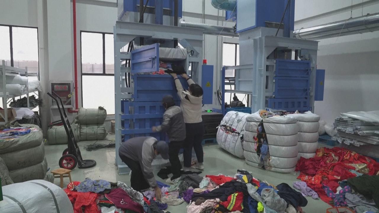 省時省力！　中國AI科技快速分類百公斤舊衣　提高回收率