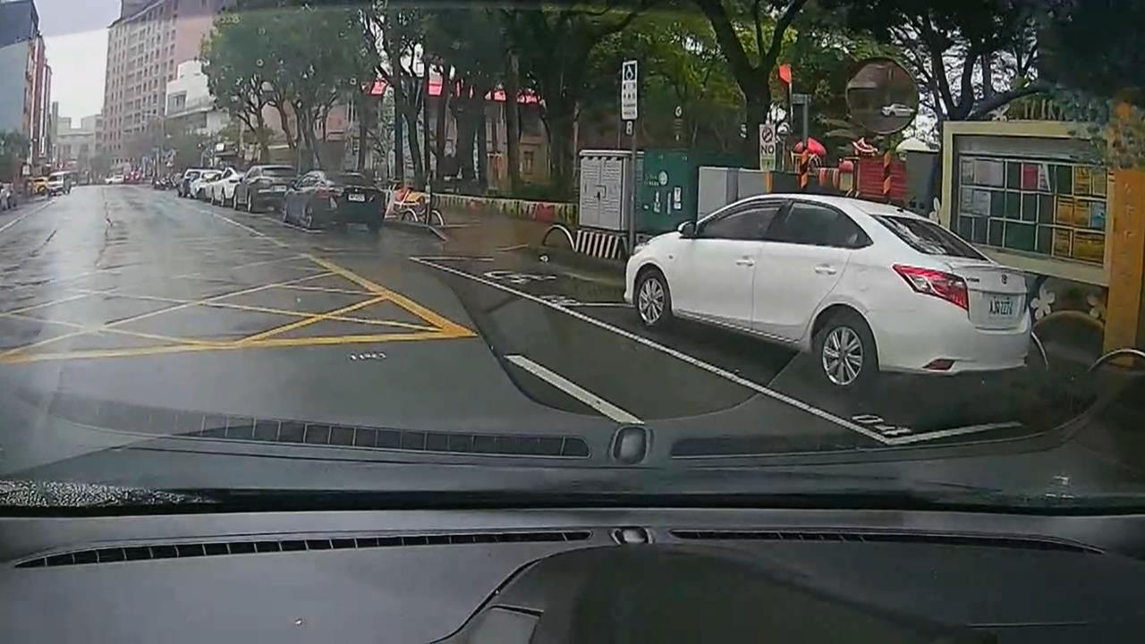 中壢小客車掛變造車牌有詭！　拒檢加速逃逸、警開12槍追捕