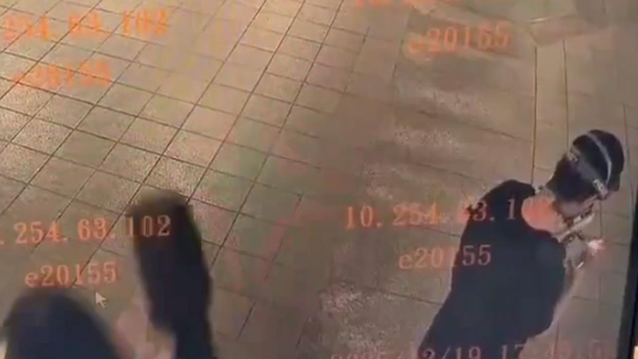 北車「猛丟煙霧彈」傳持刀插死1男!監視器畫面流出「犯嫌特徵」曝光