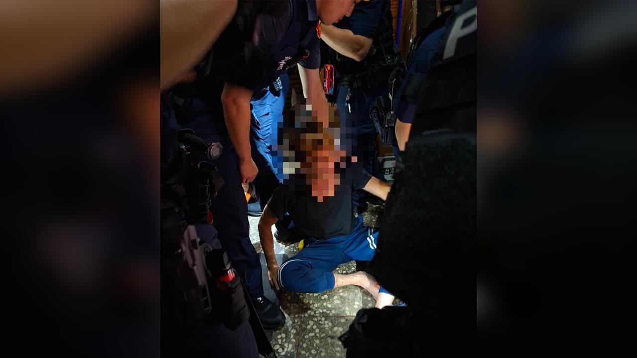 快新聞/新莊莽漢當街「揮長刀」嚇壞路人 警方急逮人送辦