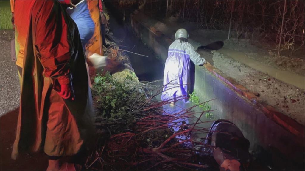 天雨路滑視線差！ 駕駛開進田、騎士不慎摔溝