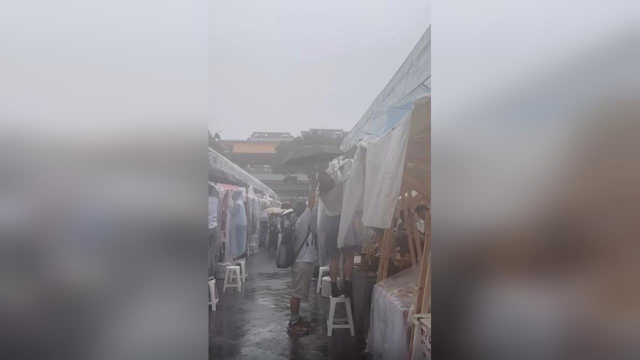 快新聞／Pinkoi市集雨備惹怨！攤主淋雨擺攤、商品全泡水　今明活動緊急取消