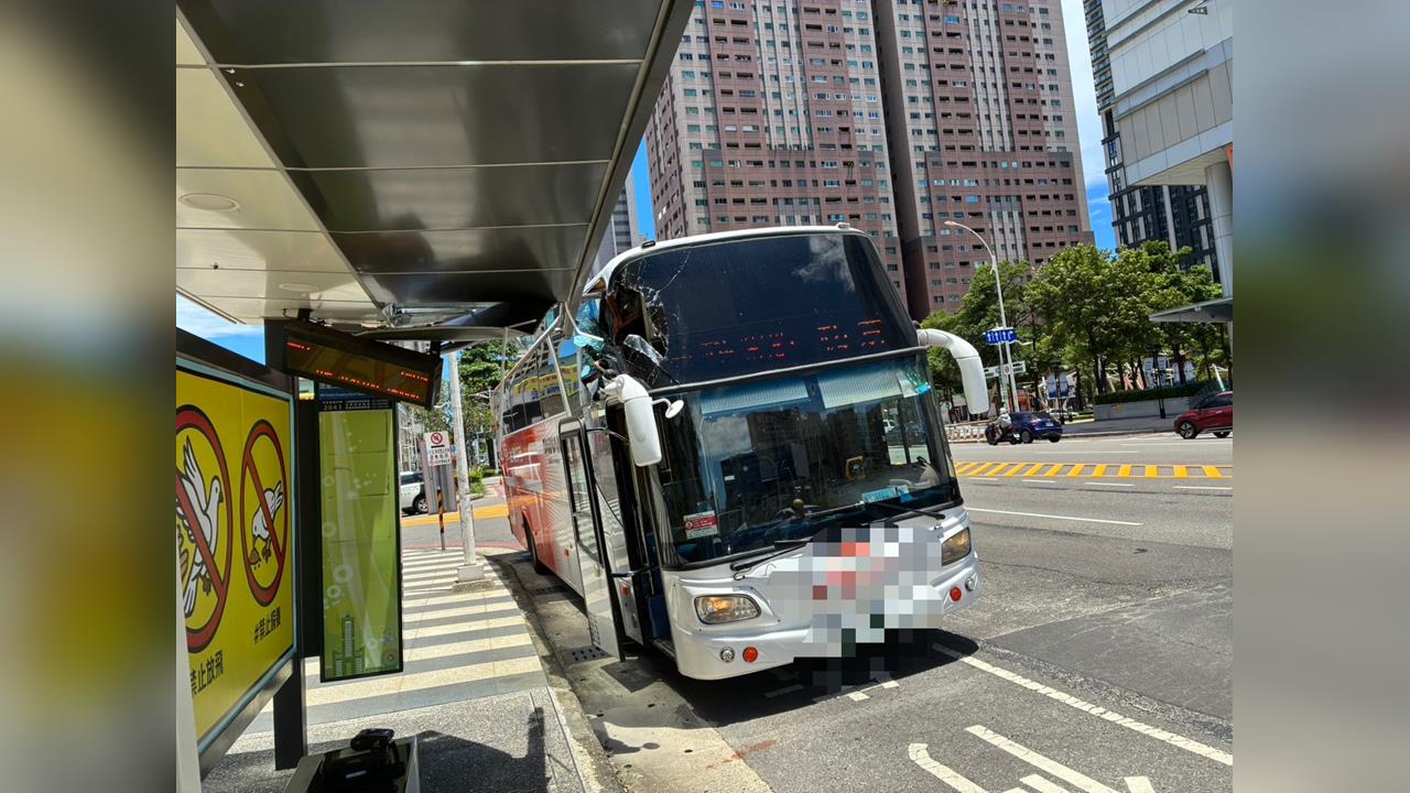 快新聞／碰！高雄「台灣好行」巴士撞公車亭嚇壞乘客　玻璃碎裂畫面曝