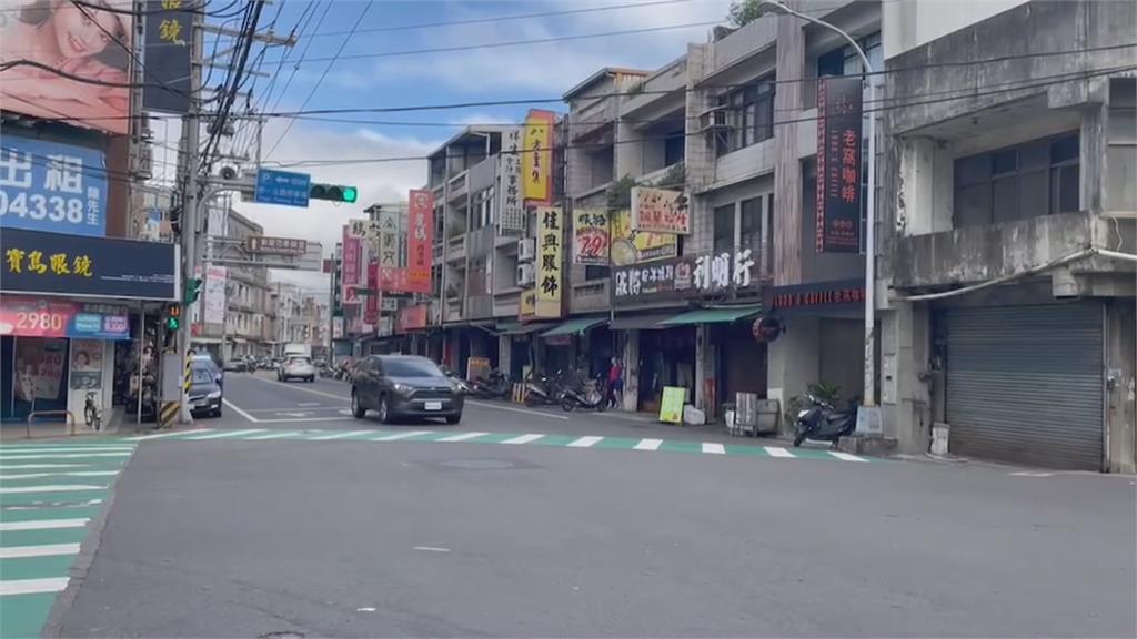 遊覽車行經路口拋錨「顧路」　警民熱心合力推車救援