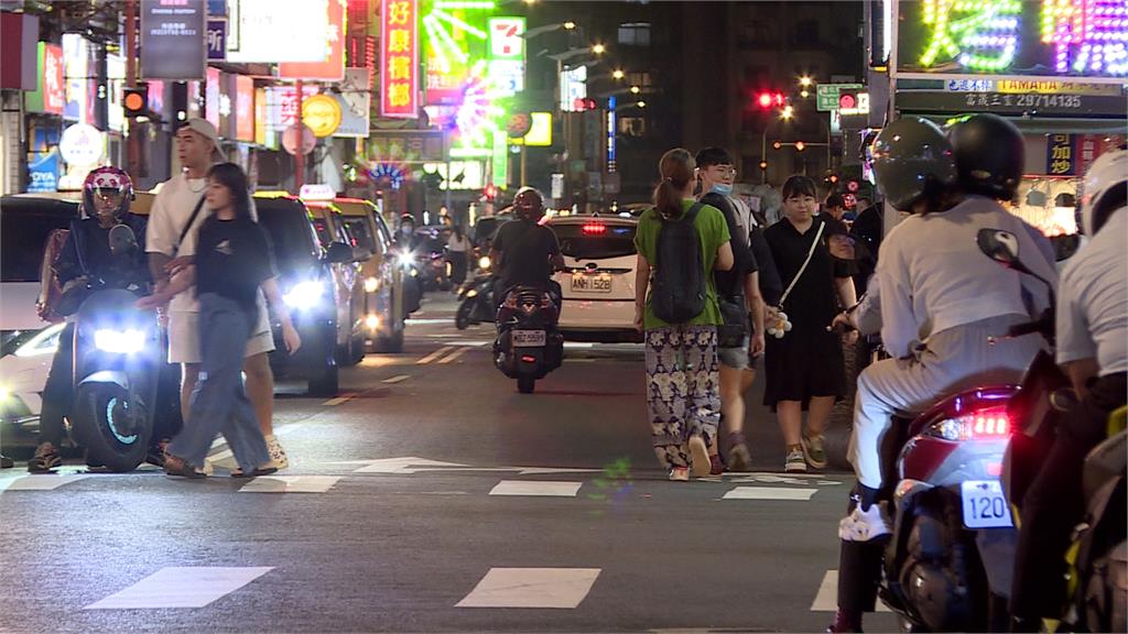 北市通化夜市無預警停電　民眾摸黑用餐　半小時後復電