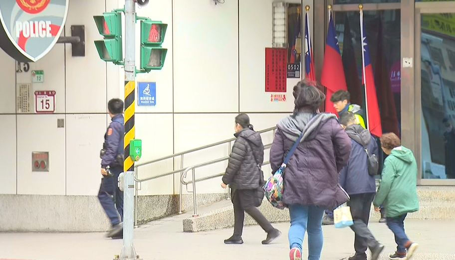 行人綠燈還剩2秒「快步通過」慘了? 警攔人開罰500元