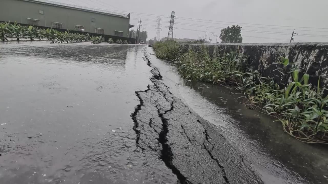 宛如「吃路蛇」　高雄豪雨道路塌陷裂痕一百公尺
