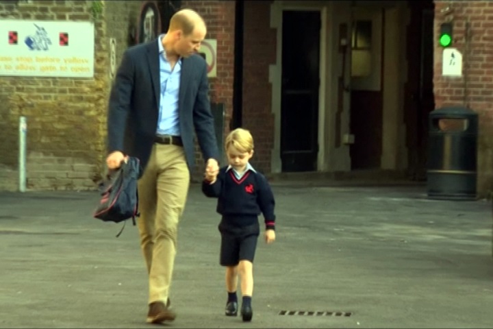老爸威廉陪同 小王子威廉第一天上學萌到爆