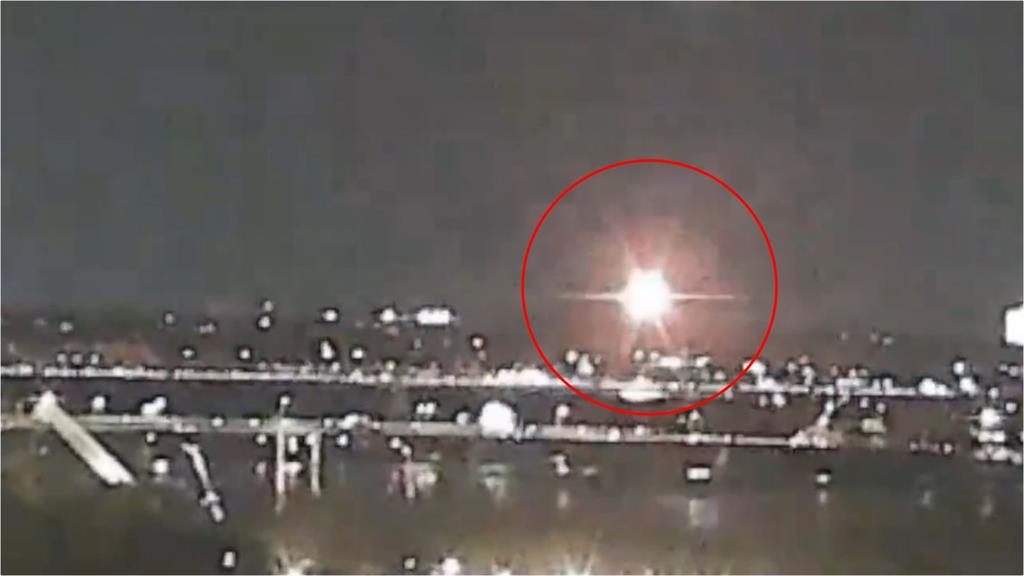 【快訊】美國客機撞黑鷹直升機墜毀！爆炸瞬間曝光　機上64人生死不明